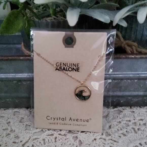 Fashion Women's Wave Abalone Pendant Necklace in Gold Tone - Picture 2 of 5